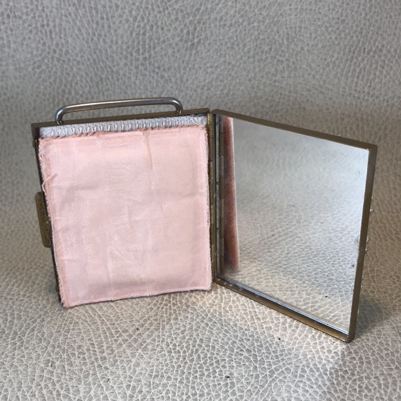 Vintage Belt Buckle Compact - Picture 2 of 3